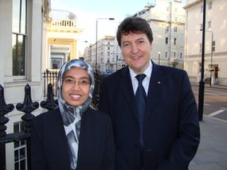 Darmawati Mohamad Yunos und Professor Aldo R. Boccaccini