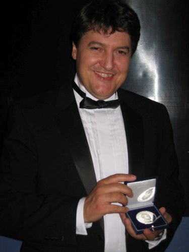 Proffesor Aldo R. Boccacini hält die Ivor Jenkins Medaille