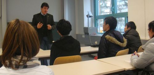 Prof. Boccacini unterweist die Studenten vom Nagoya Institute of Technology, Japan