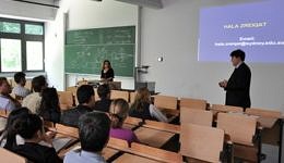 Prof. Hala. Zreiqat hält ihren Vortrag