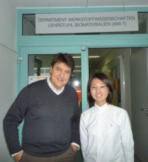 Frau Kawamura und Prof. Boccaccini vor dem Lehrstuhl