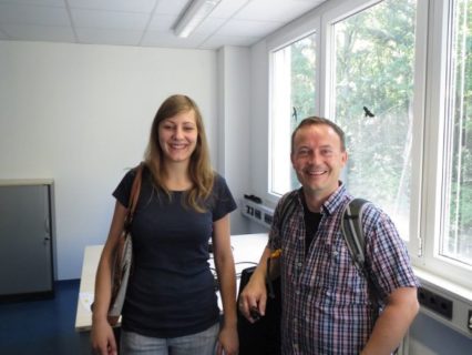 Alina Grünewald und Dr. Rainer Detsch in den neuen Räumen