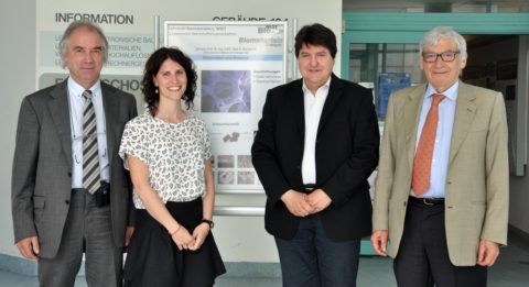 uf dem Bild L. Ramon, CEO, Nicoletta Toniolo (Doktorandin in diesem Projekt), Prof. Aldo R. Boccaccini und Piero Ercole, Sasil S.p.A. Berater.