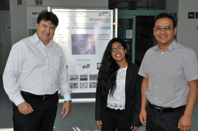 Prof. Juan Munoz Saldana (Leiter von CENAPROT National Laboratory) und Jennifer Hermann (internationale Masterstudentin) mit Prof. Aldo R. Boccaccini