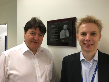 Prof. Julian Jones mit Prof. Boccaccini vor der Gedenktafel zu Ehren von Prof. Larry Hench