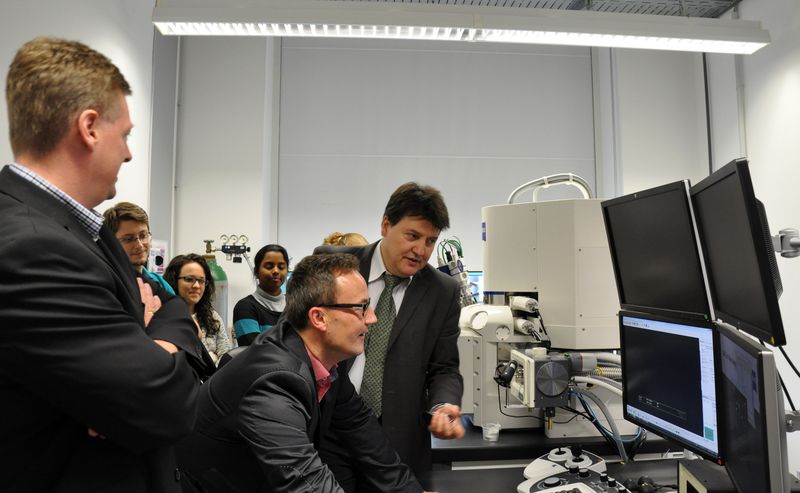 Prof. A. R. Boccaccini und Prof. D. W. Schubert beim neue Rasterelektronenmikroskop (REM)