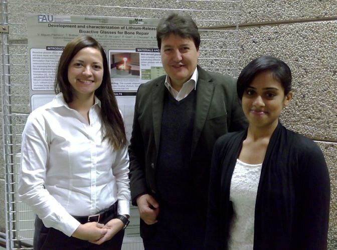 Preethi Balasubramanian und Valentina-Pacheco (Doktoranden) und Prof. Aldo R. Boccaccini