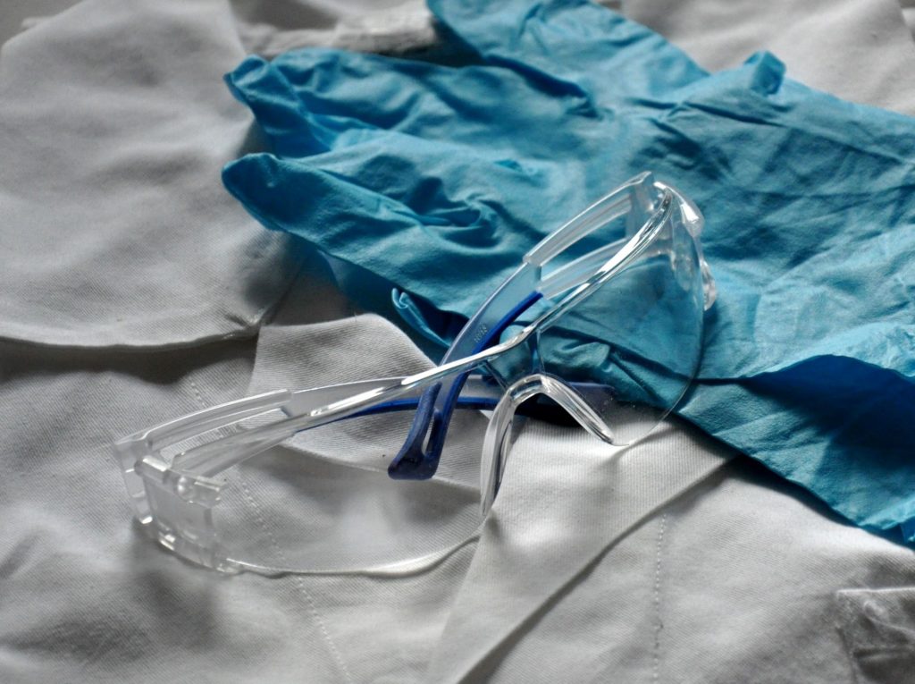 Persönliche Schutzausrüstung für sicheres Arbeiten im Labor