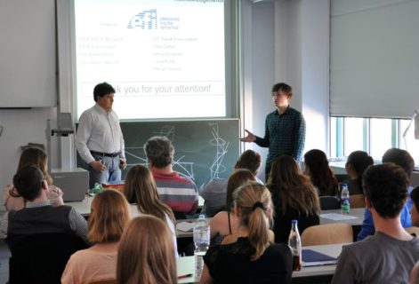 Tobias Zehnder hält seinen Mastervortrag im Rahmen des TOPbiomat-Projektes