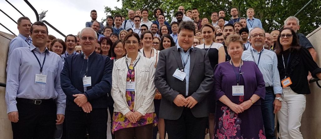 Gruppenfoto bei der Internationalen Konferenz für Alkalisch Aktivierte Materialien und Geopolymere in Tomar, Portugal