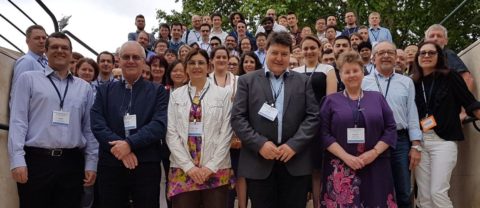 Gruppenfoto bei der Internationalen Konferenz für Alkalisch Aktivierte Materialien und Geopolymere in Tomar, Portugal