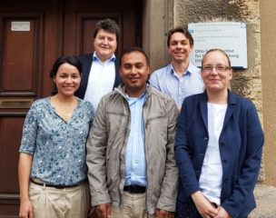 Foto beim DFG Projekttreffen in Jena. Im Bild: Obere Reihe von links Prof. Aldo R. Boccaccini, Dr. Christian Patzig. Untere Reihe von links Dr. Altair Contreras, Qaisar Nawaz und Prof. Delia Brauer.