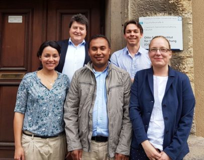 Foto beim DFG Projekttreffen in Jena. Im Bild: Obere Reihe von links Prof. Aldo R. Boccaccini, Dr. Christian Patzig. Untere Reihe von links Dr. Altair Contreras, Qaisar Nawaz und Prof. Delia Brauer.