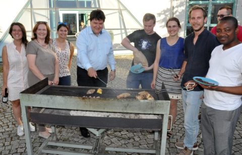 Einige Leute des Lehrstuhl Biomaterialien zusammen mit Prof. Boccaccini am Grill.