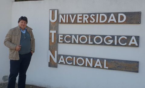 Prof. Boccaccini vor dem Eingang der National University of Technology