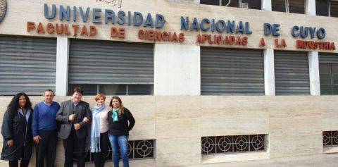 Prof. Boccaccini zusammen mit Frau Clavijo, Dr. Maria Jose Santillan, Dr. Ing. Daniel Alfredo Castro und Dr. Alicia Ordonez de Yapur vor der Universität Cuyo in Argentinien.