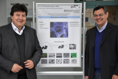 Prof. Boccaccini und Prof. Abraham vor dem BioMat Poster
