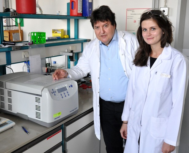 Agat Sotniczuk zusammen mit Prof. Boccaccini im Labor.