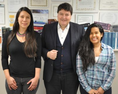 Jennifer Hermann Muñoz, July Andrea Rincón López und Prof. Boccaccini.