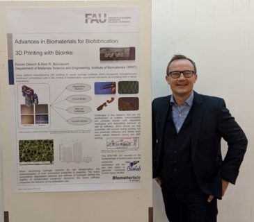Dr. Rainer Detsch vor seinem Poster beim Tag der Technischen Fakultät.