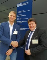 Dr. Fredrik Olilla, Geschäftsführer von BonAlive Biomaterials Ltd., zusammen mit Prof. Boccaccini, während seinem Besuch am Lehrstuhl Biomaterialien.