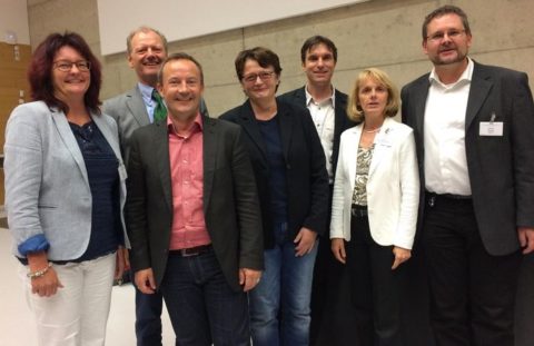 Dr. Andrea Ewald (Schatzmeisterin, Universitätsklinikum Würzburg), Prof. Dr. Wilhelm Jahnen-Dechent (neuer Vorsitzender, Institut für Biomedizinische Technologien, Aachen), Dr. Rainer Detsch (neuer Schriftführer, Lehrstuhl Biomaterialien), Prof. Anke Bernstein (neue stellvertretende Vorsitzende, Universitätsklinikum Freiburg), Prof. Stefan Rammelt (neues Vorstandsmitglied für "Besondere Aufgaben", Universitätsklinikum "Carl Gustav Carus" der TU Dresden), Prof. Regine Willumeit (ehemals Schriftführerin, Helmholtz-Zentrum Geesthacht) und Prof. Matthias Epple (ehemals Vorstandsmitglied für "Besondere Aufgaben", Universität Duisburg-Essen)