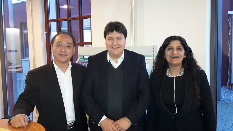 Dr. Xiang Zhang (Lucideon, England) und Prof. Ipsita Roy mit Prof. Aldo R. Boccaccini
