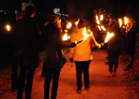 Fackelwanderung an der Weihnachtsfeier des Lehrstuhls Biomaterialien