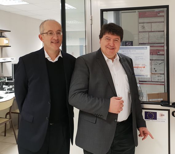 Prof. Tanguy Rouxel zusammen mit Prof. Boccaccini im Labor des UFR Science and Properties of Matter in Rennes.