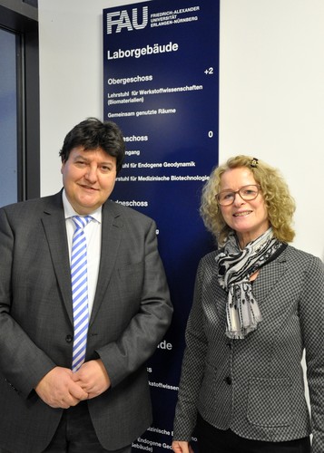 Prof. Boccaccini, zusammen mit Prof. Nebe bei ihrem Besuch am Lehrstuhl Biomaterialien.