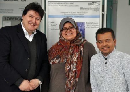 Dr. Hasan Zuhudi Abdullah und Dr. Maizlinjda Izwana Idris mit Prof. Aldo R. Boccaccini