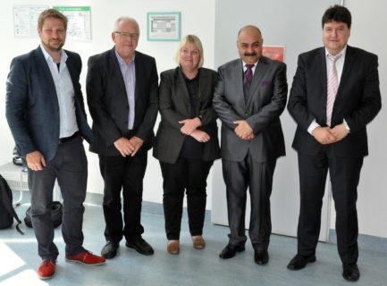 Prof. Sanna Virtanen (Institute for Surface Science and Corrosion, FAU), Prof. Wolfgang Goldmann (Biophysics Group, FAU), und Prof. Stephan E. Wolf (Chair for Glass and Ceramics, FAU) mit Namir S. Raddaha und Prof. Boccaccini