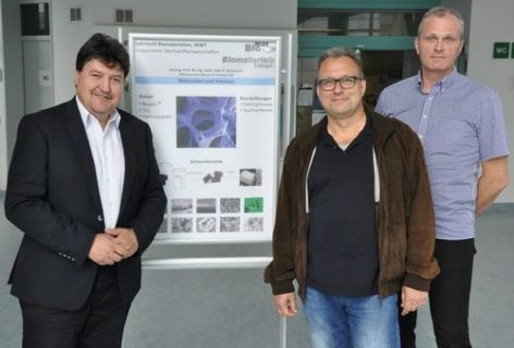 Prof. Bernhard Hensel (May Schaldach Endowed Professorship für Biomedical Technology), Institut für Physik der Universität von Erlangen, Dr. Alexander Rzany und Prof. Aldo R. Boccaccini