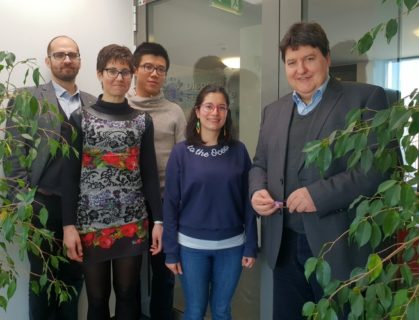 Fangtong Xie (Doktorand, TU Darmstadt), Marcela Arango Ospina (Doktorandin, Lehrstuhl Biomaterialien FAU), Hauptuntersuchungsleiter Dr. Isabel Gonzalo Juan (TU Darmstadt), Dr. Emanuel Ionescu (TU Darmstadt) und Prof. Aldo R. Boccaccini (Lehrstuhl Biomaterialien, FAU).