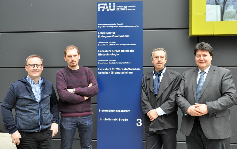 Dr. Detsch, Prof. Friedrich, Prof. Boccaccini zusammen mit Prof. Hutmacher, während dessen Besuchs am Lehrstuhl Biomaterialien.