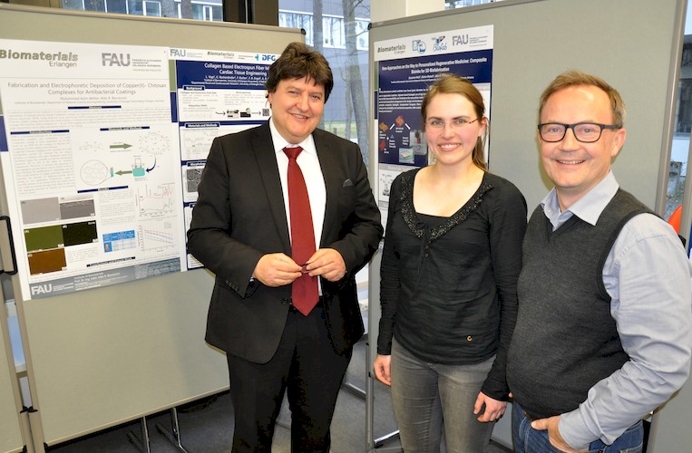 Prof. Boccaccini zusammen mit Dr. Rainer Detsch und Susanne Heid bei der Postersession.