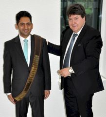 Muhammad Maqbool nach seiner erfolgreichen Doktorarbeitsverteidigung zusammen mit Prof. Boccaccini.