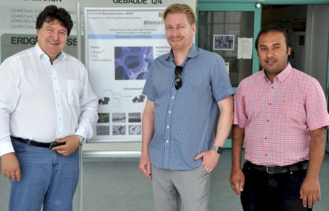 Prof. Fiedler zusammen mit Prof. Boccaccini und Mr. Qaisar Nawaz, bei seinem Besuch in Erlangen.