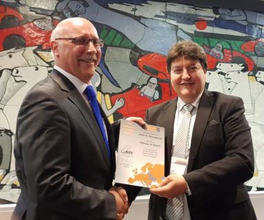 Prof. Binner zusammen mit Prof. Boccaccini mit dessen Urkunde zum Fellow, beim Galadinner in Turin.