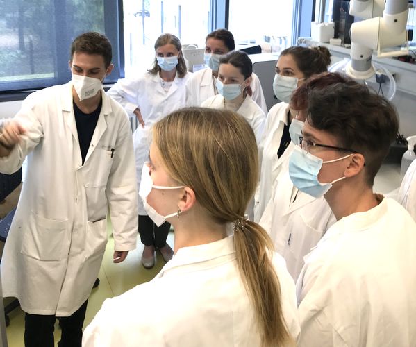 BBCE guests getting presented the electrospinning system