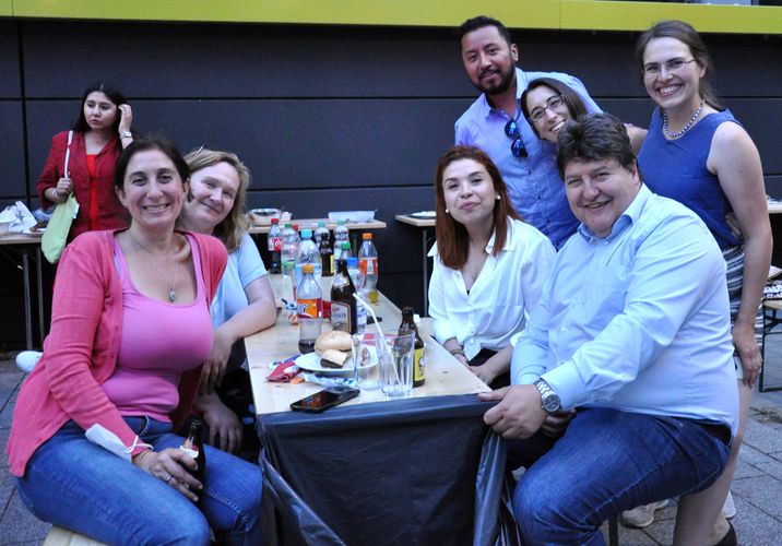 Summer BBQ 2022 - Prof. Boccaccini at the table with guests