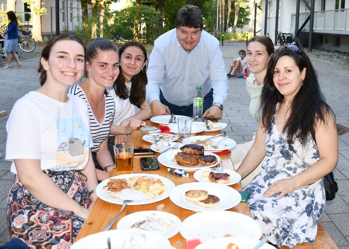 Summer BBQ 2022 - Prof. Boccaccini at the table with guests, students and staff members