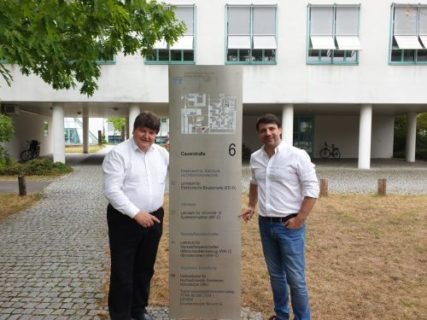 Profs. Boccaccini and Henriques next to the Institute sign