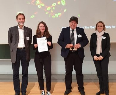 Lisa Schoebel receives the award for best masterthesis by the DGBM