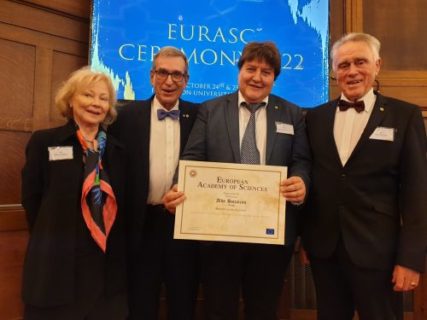 Prof. Boccaccini standing with the diploma next to the organizers