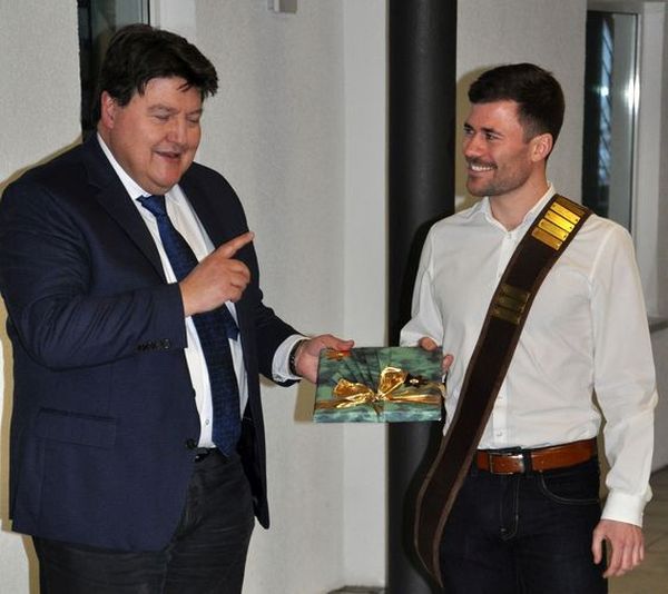 Prof. Boccaccini presents Dr.-Ing. Jonas Hazur with his gift for successfully completing his doctorate