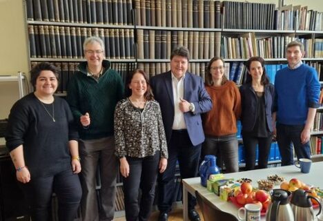 Prof. Boccaccini, Dr. Ünalan and the members of the project standing together in front of a bookcase.