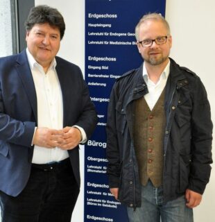 Prof. Boccaccini standing with Dr. Groeber-Becker in the hall of the institute.