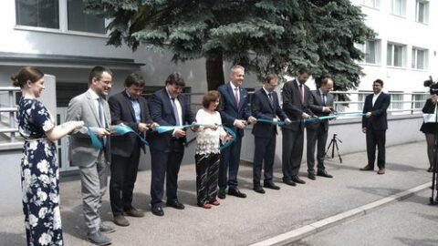 Prof. Boccaccini and Funglass members cutting the inaugural ribbon.