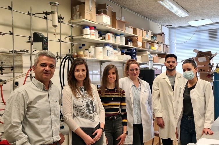 Zoya Hadzhieva and Faina Bider in the lab together with the hosts from Aristotele University